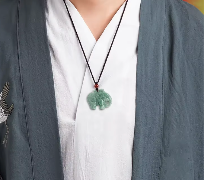 Collana con elefantino di giada.