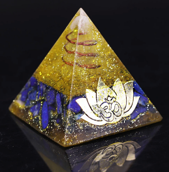 Piramide di orgonite con lapislazzuli e loto