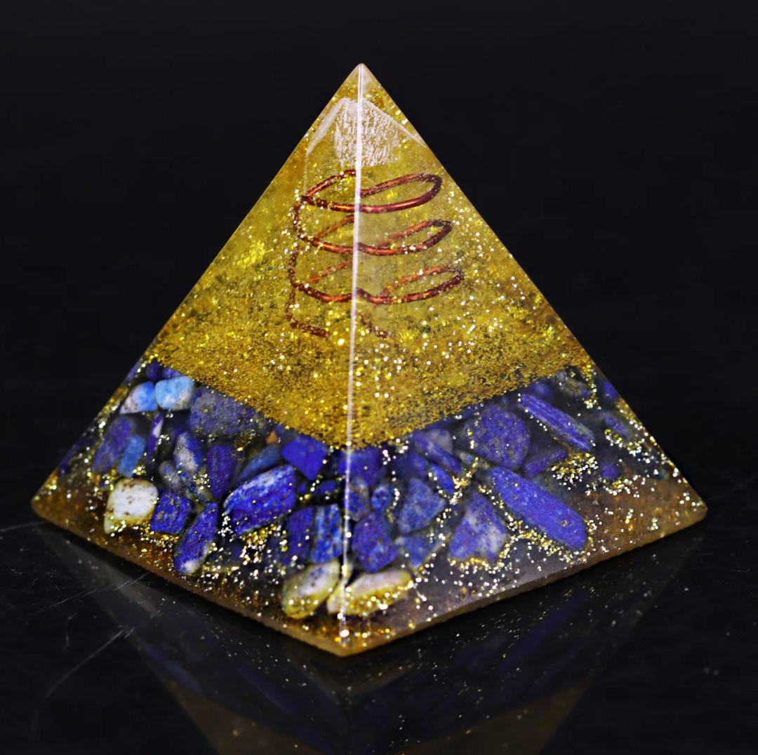 Piramide di orgonite con lapislazzuli e loto