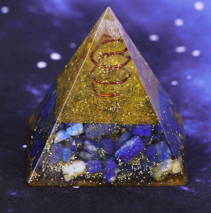 Piramide di orgonite con lapislazzuli e loto