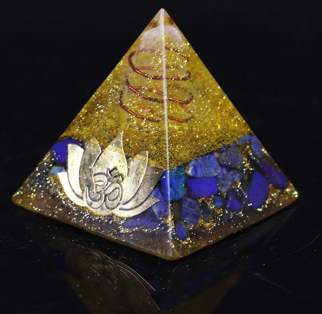 Piramide di orgonite con lapislazzuli e loto