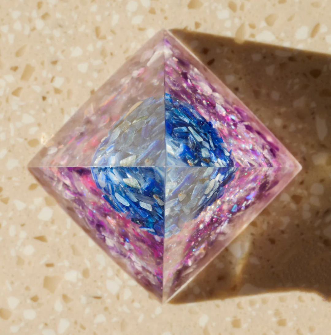 Piramide di Orgonite con Albero della Vita in Cianite