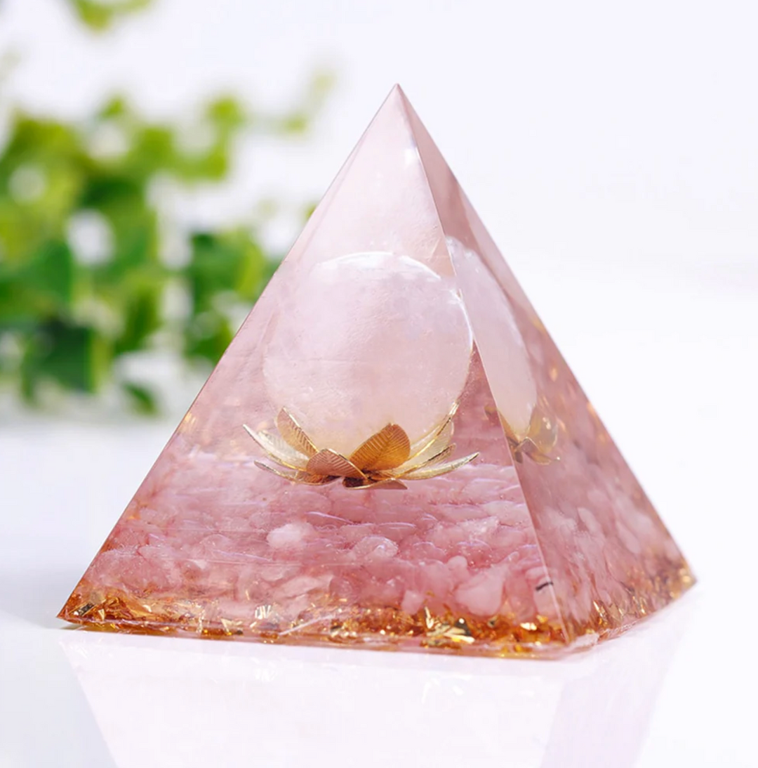 Piramide di orgonite con quarzo rosa