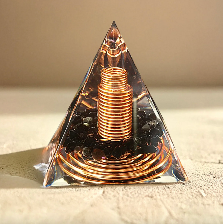 Piramide di orgonite con ossidiana e rame.