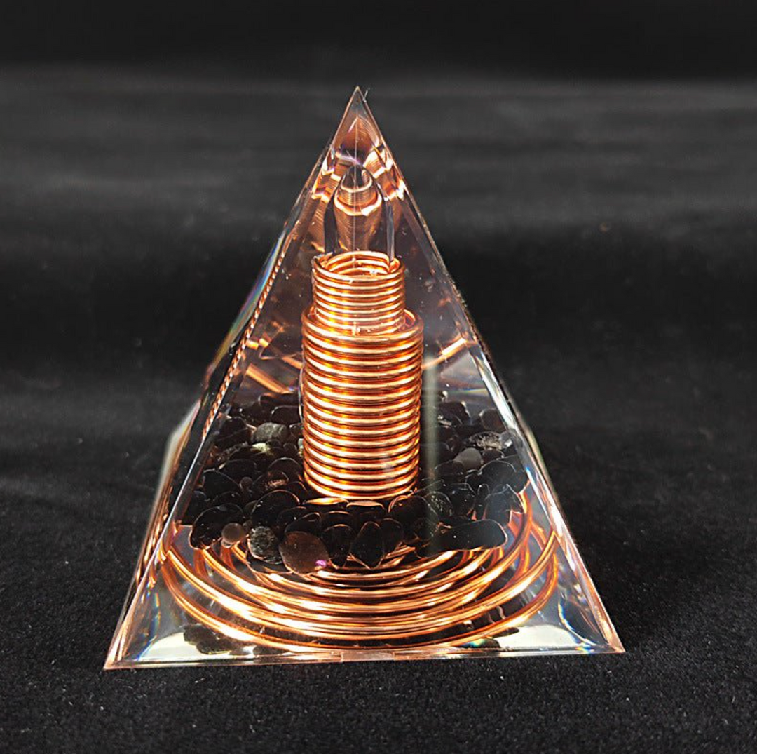 Piramide di orgonite con ossidiana e rame.