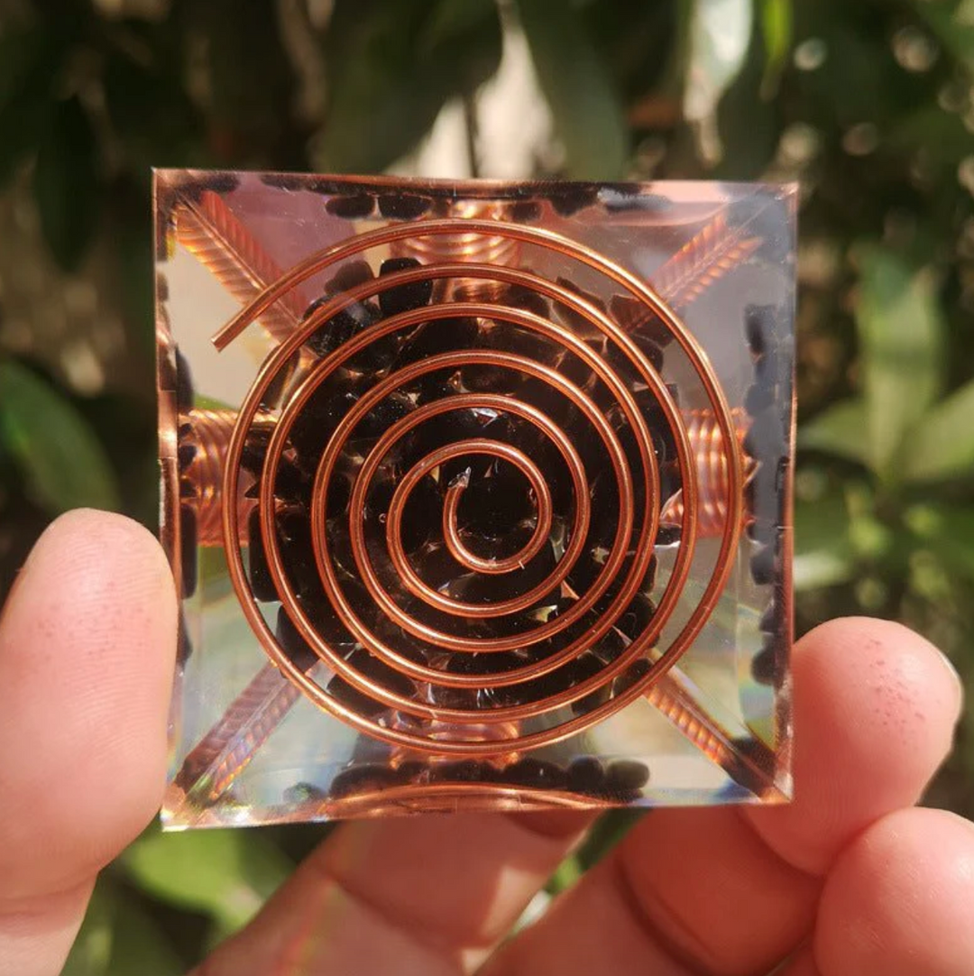 Piramide di orgonite con ossidiana e rame.