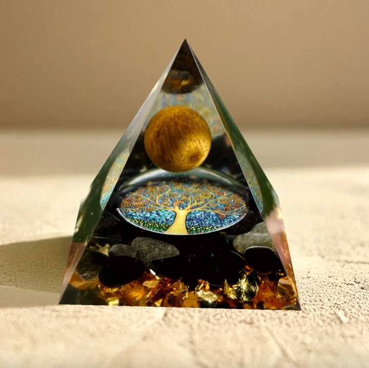Piramide di orgonite con albero della vita e occhio di tigre