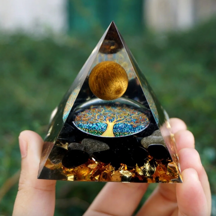 Piramide di orgonite con albero della vita e occhio di tigre