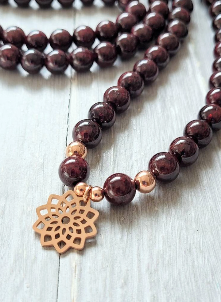 Collana Mala con fiori di granato