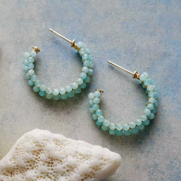 Orecchini a cerchio con pietre preziose in stile boho