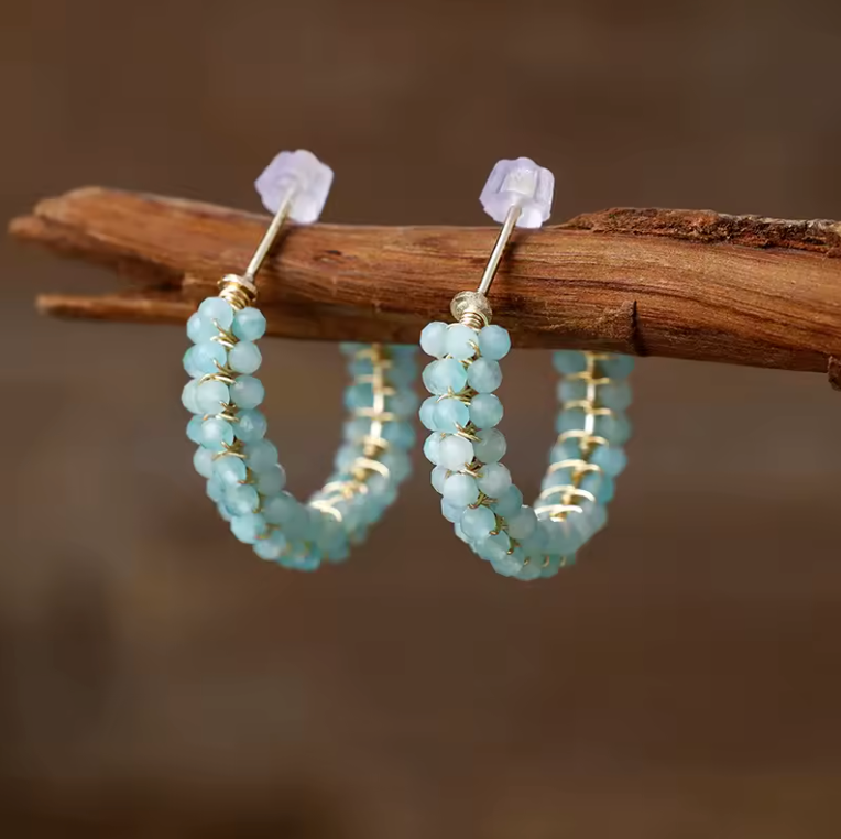 Orecchini a cerchio con pietre preziose in stile boho