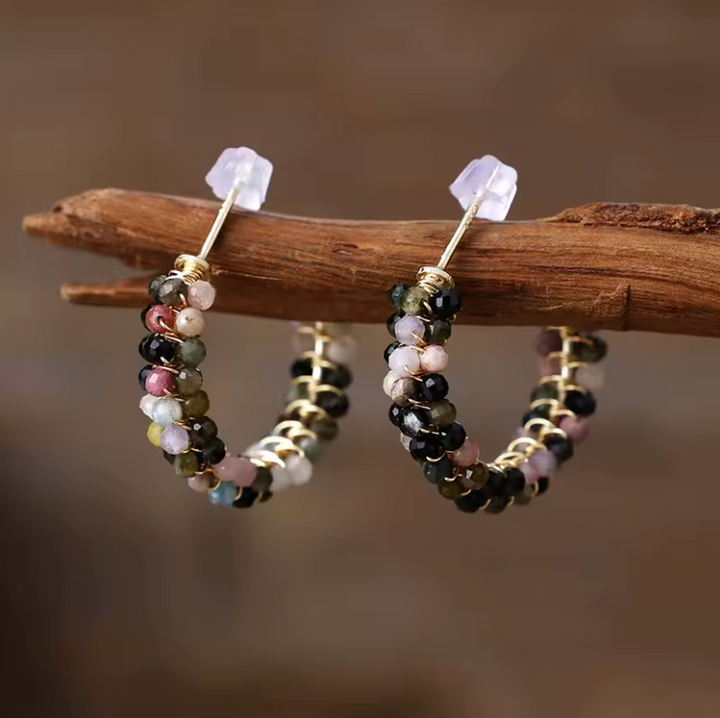 Orecchini a cerchio con pietre preziose in stile boho