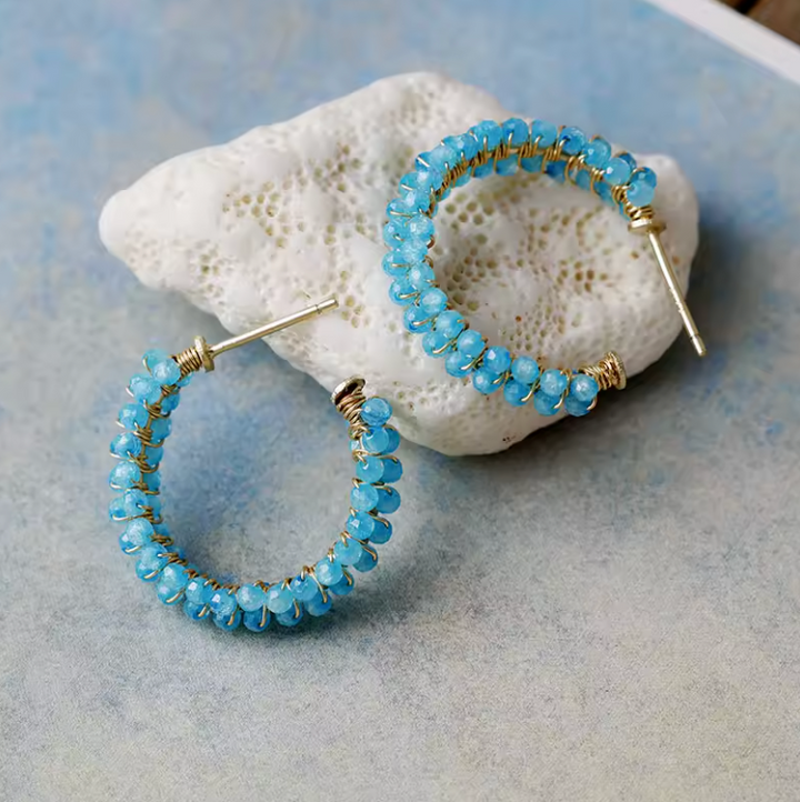 Orecchini a cerchio con pietre preziose in stile boho