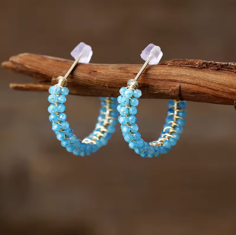 Orecchini a cerchio con pietre preziose in stile boho