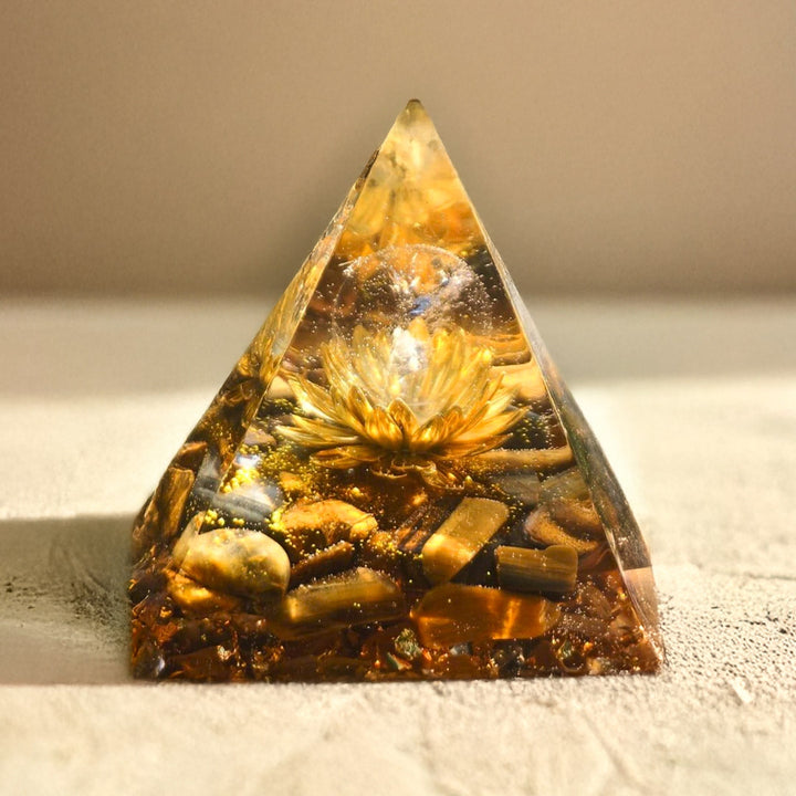 Piramide di orgonite con occhio di tigre di loto