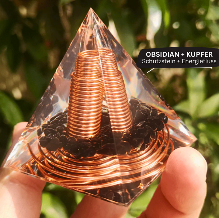 Piramide di orgonite con ossidiana e rame.