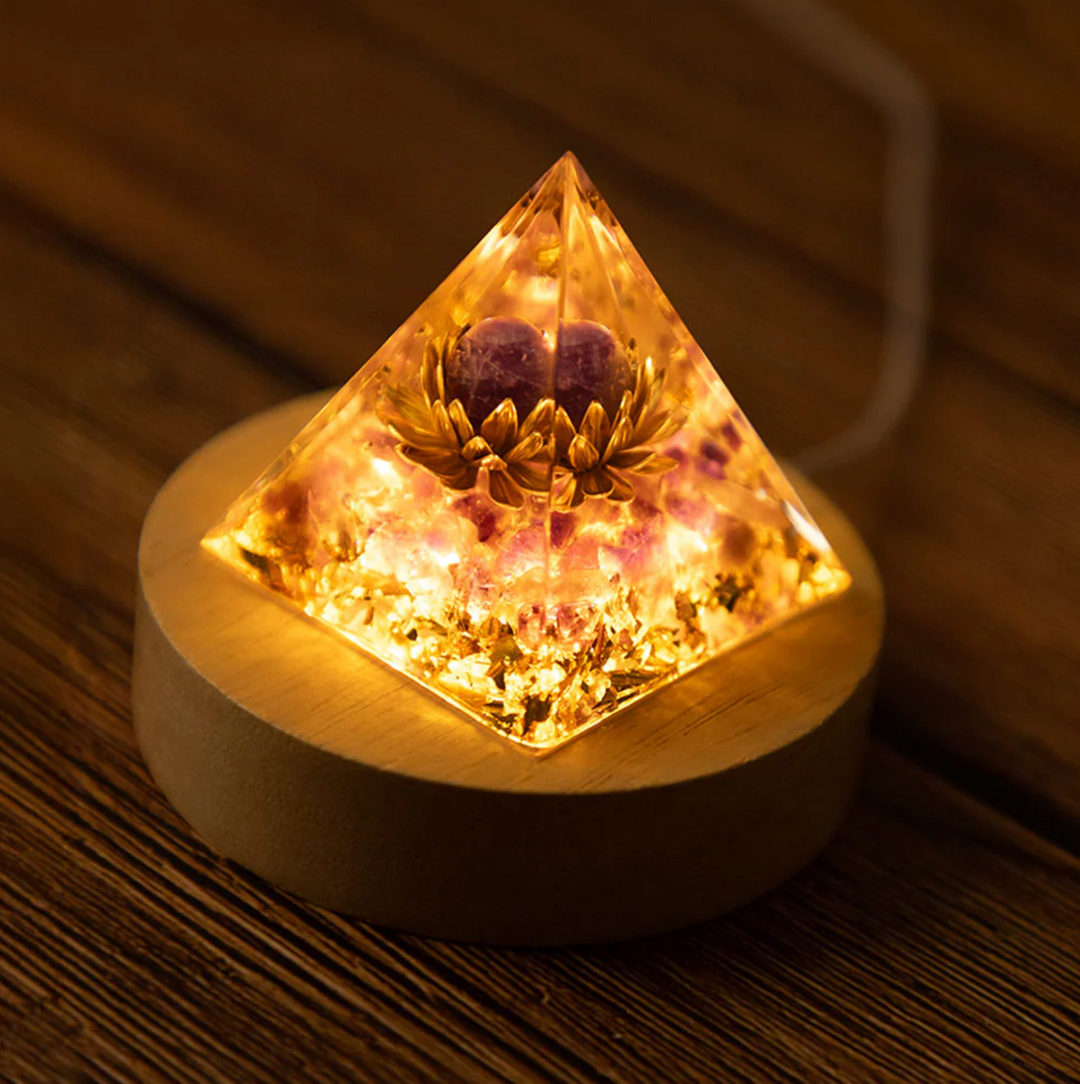 Orgonit Pyramide Lotus - LAMIVA - beleuchtet