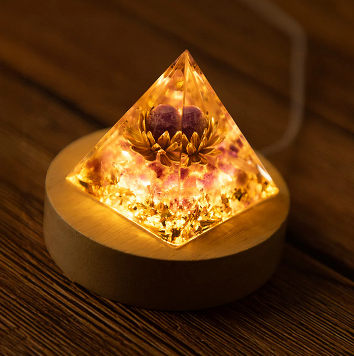 Orgonit Pyramide Lotus - LAMIVA - beleuchtet
