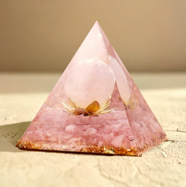 Piramide di orgonite con quarzo rosa
