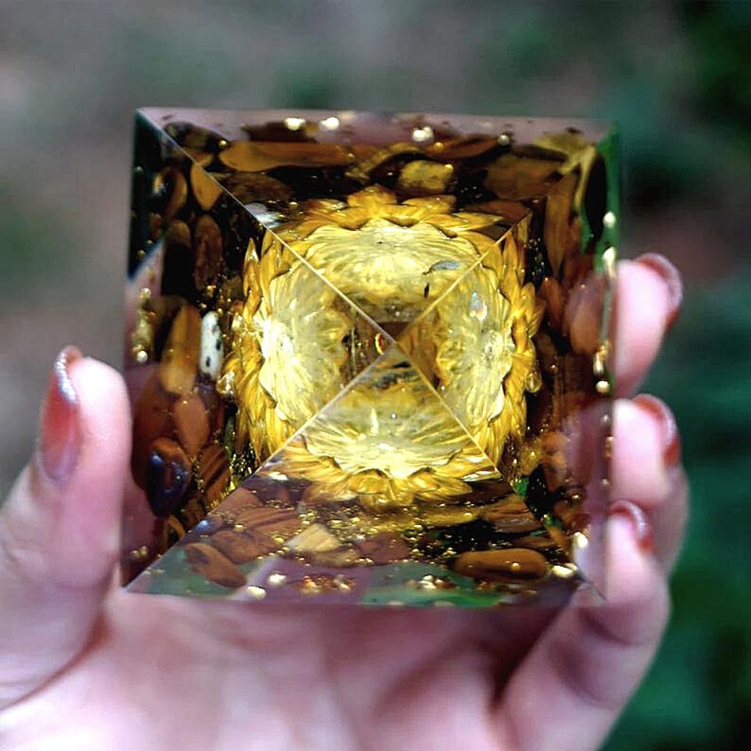 Piramide di orgonite con occhio di tigre di loto