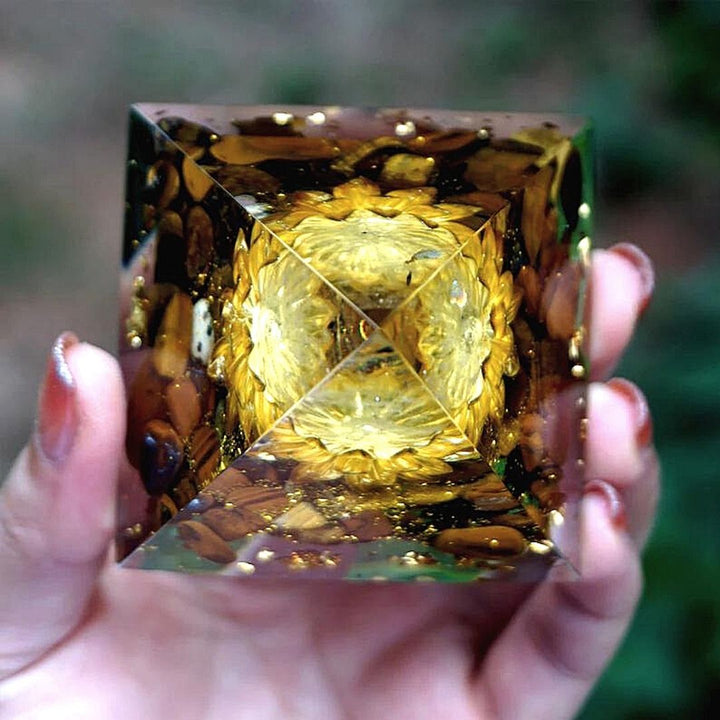 Piramide di orgonite con occhio di tigre di loto