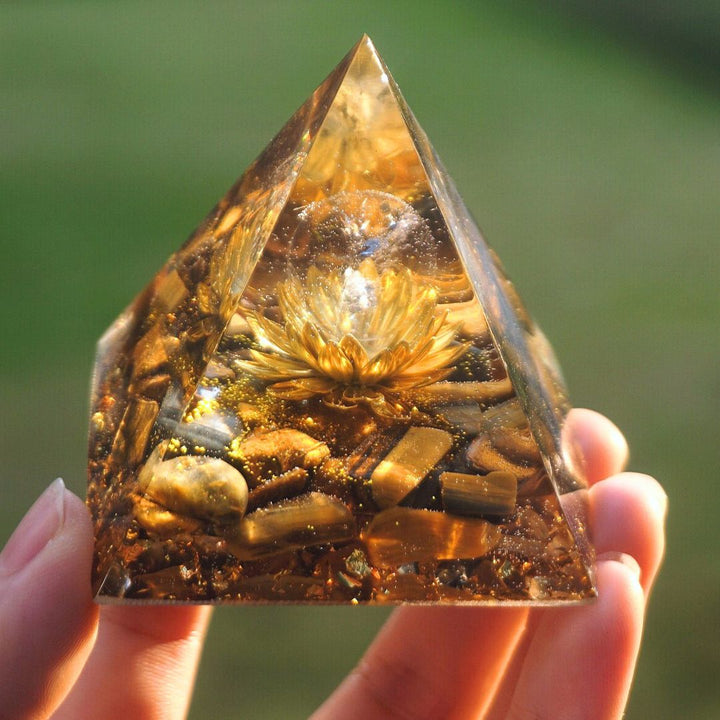 Piramide di orgonite con occhio di tigre di loto