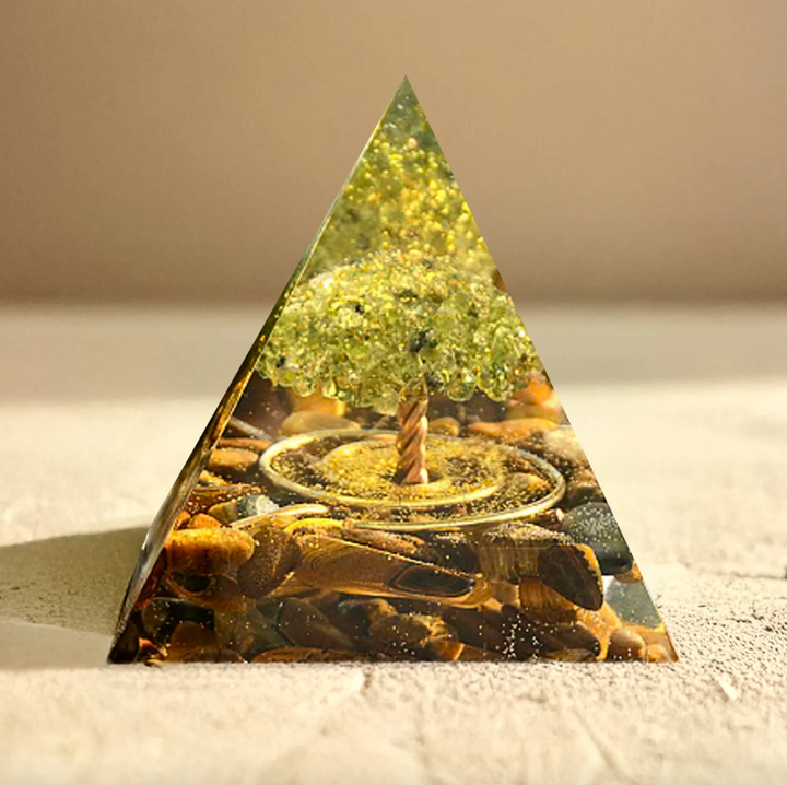 Peridot & Tigerauge - Orgonit Pyramide