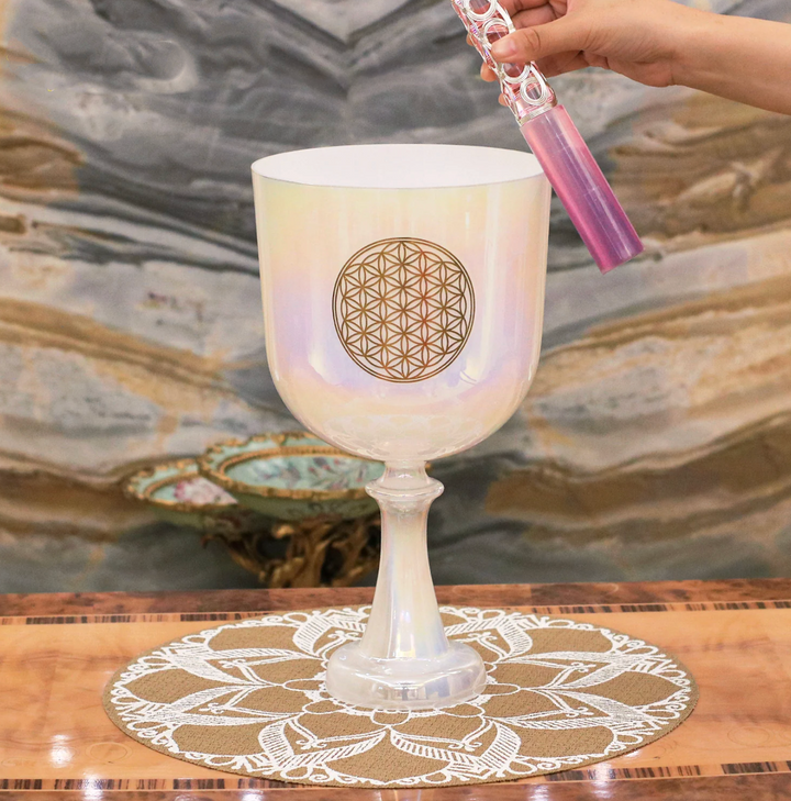 Kristallklangschale mit Stiel aus Quarz „Blume des Lebens“