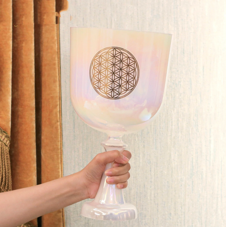 Kristallklangschale mit Stiel aus Quarz „Blume des Lebens“