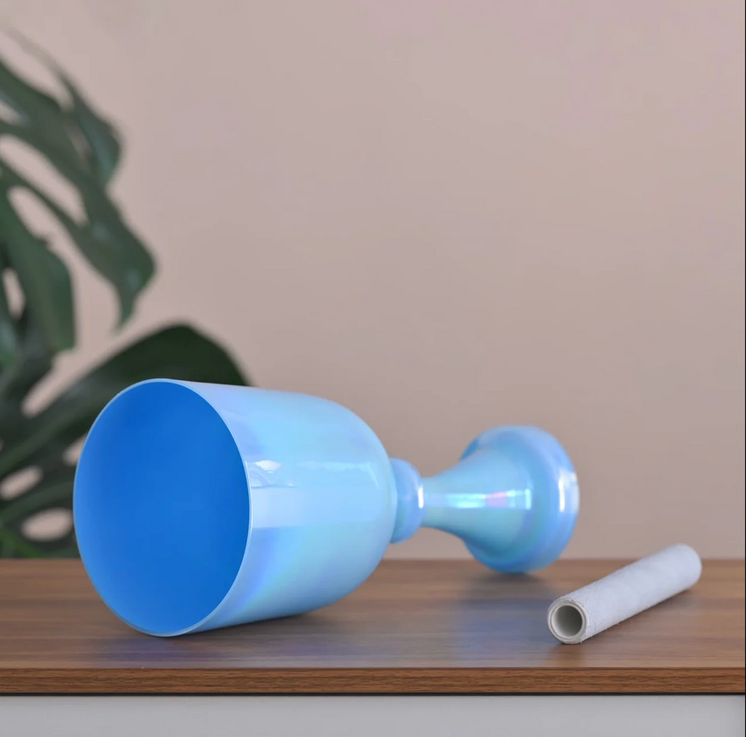 Blue Serenity Kristallklangschale mit Stiel aus Quarz