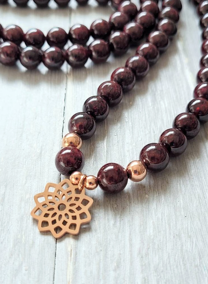 Granat Flower Mala – Vitalität & Lebensfreude