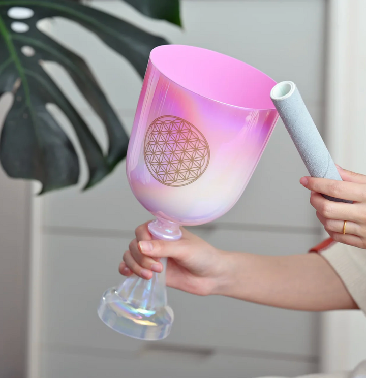 Perlmutt Kristallklangschale mit Stiel aus Quarz „Blume des Lebens“